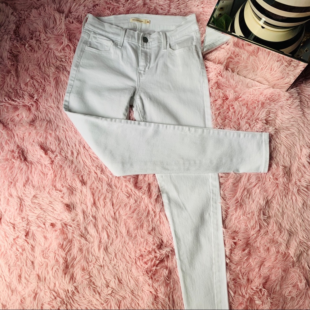 White ᔕᑌᑭᗴᖇ ᔕKIᑎᑎY  Levi’s Jeans 💕